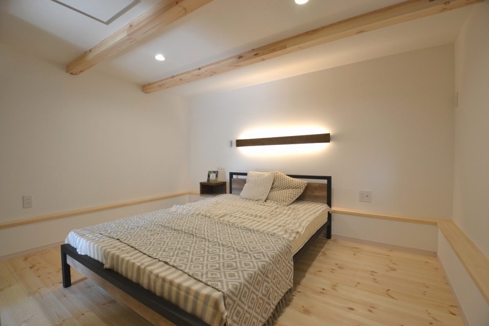 インサイドストッカー：天井の高さが寝室としてピッタリの空間。間接照明もおしゃれ♪