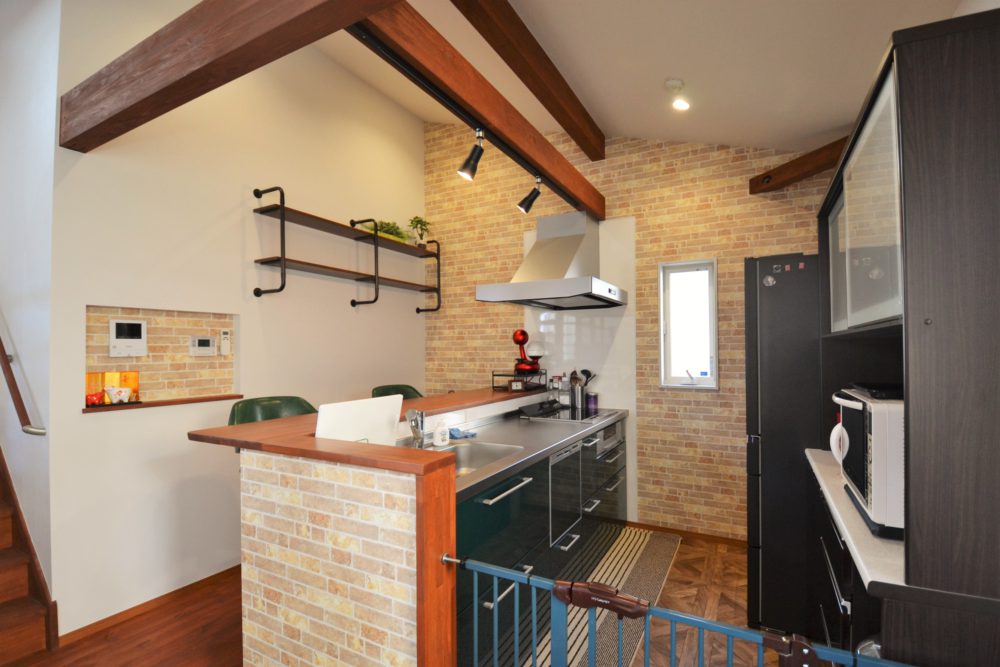 洗練されたデザインと収納スペースが魅力のキッチン