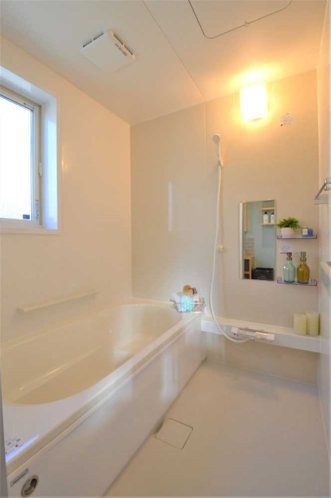 浴室：一日の疲れをゆっくり癒す浴室は、好きなもの並べて良し、飾って良し、のマイセルフ空間にどうぞ♪
