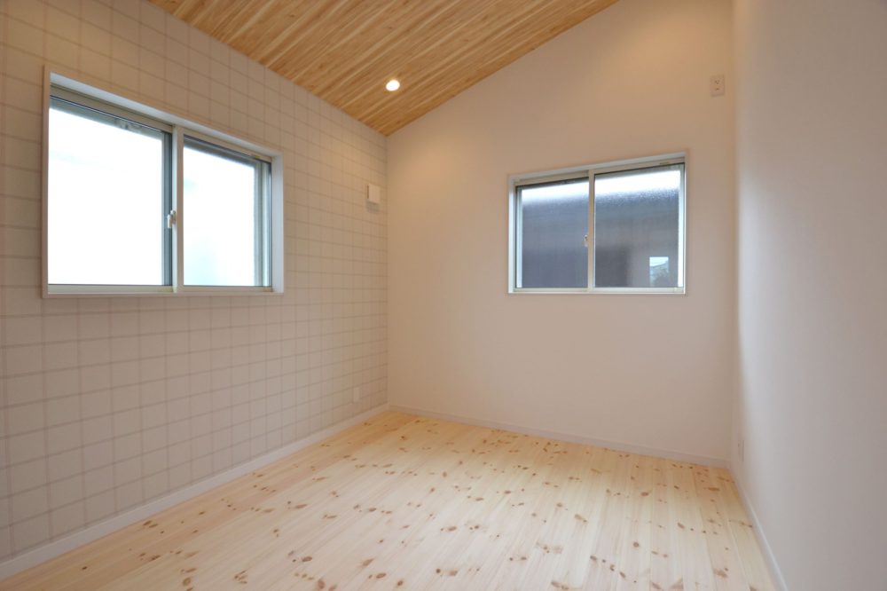 パインの無垢の床と天井の木目調クロスが室内に温かみをもたらしてくれます。