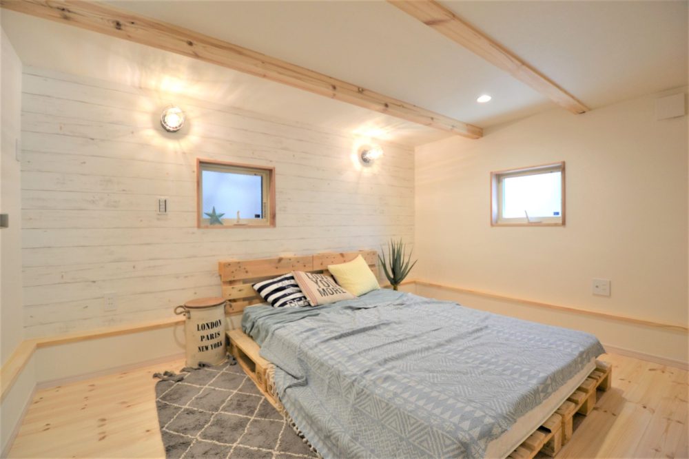 0.5F寝室：マリンランプがおしゃれに室内を照らしてくれます。オリジナルベッドはパレットを組み立てて作っています。