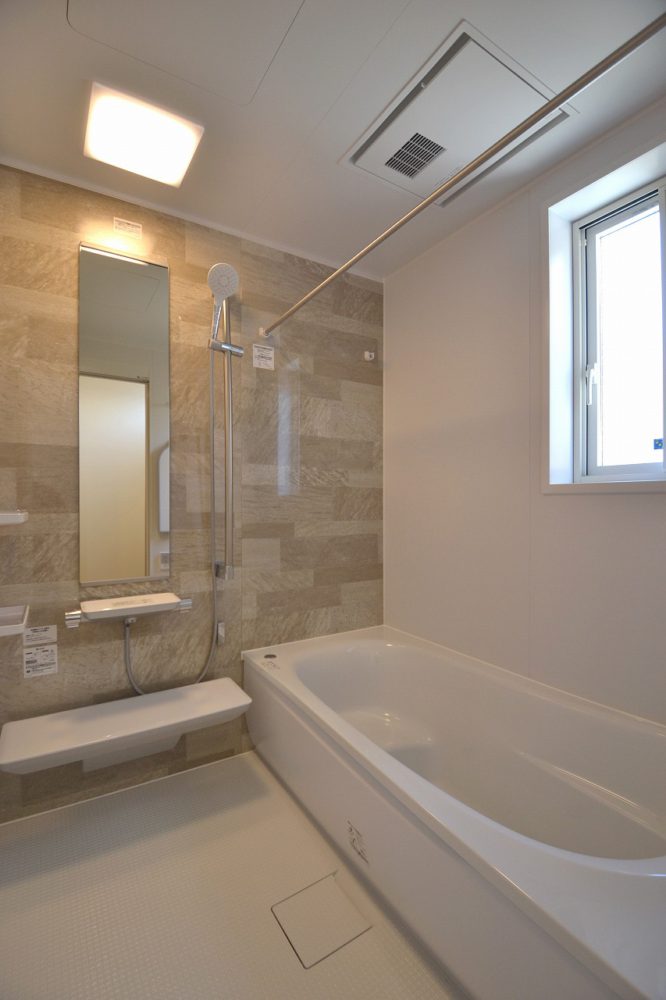 バスルーム：大きなシャワーヘッドと浴室乾燥暖房機と、設備も整ったバスルーム