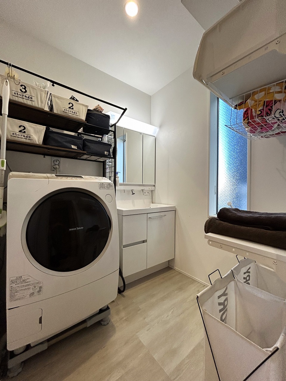 洗面室：1坪タイプの洗面室は洗濯機や収納を置いてもゆったり♪