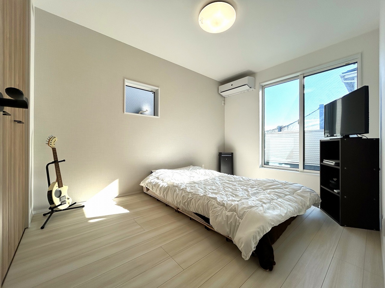 寝室：明るい陽射しが差し込む寝室