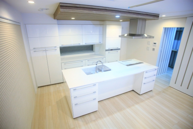 アイランドキッチンが散らかる問題を解決！綺麗に保つ収納と片付けのコツ