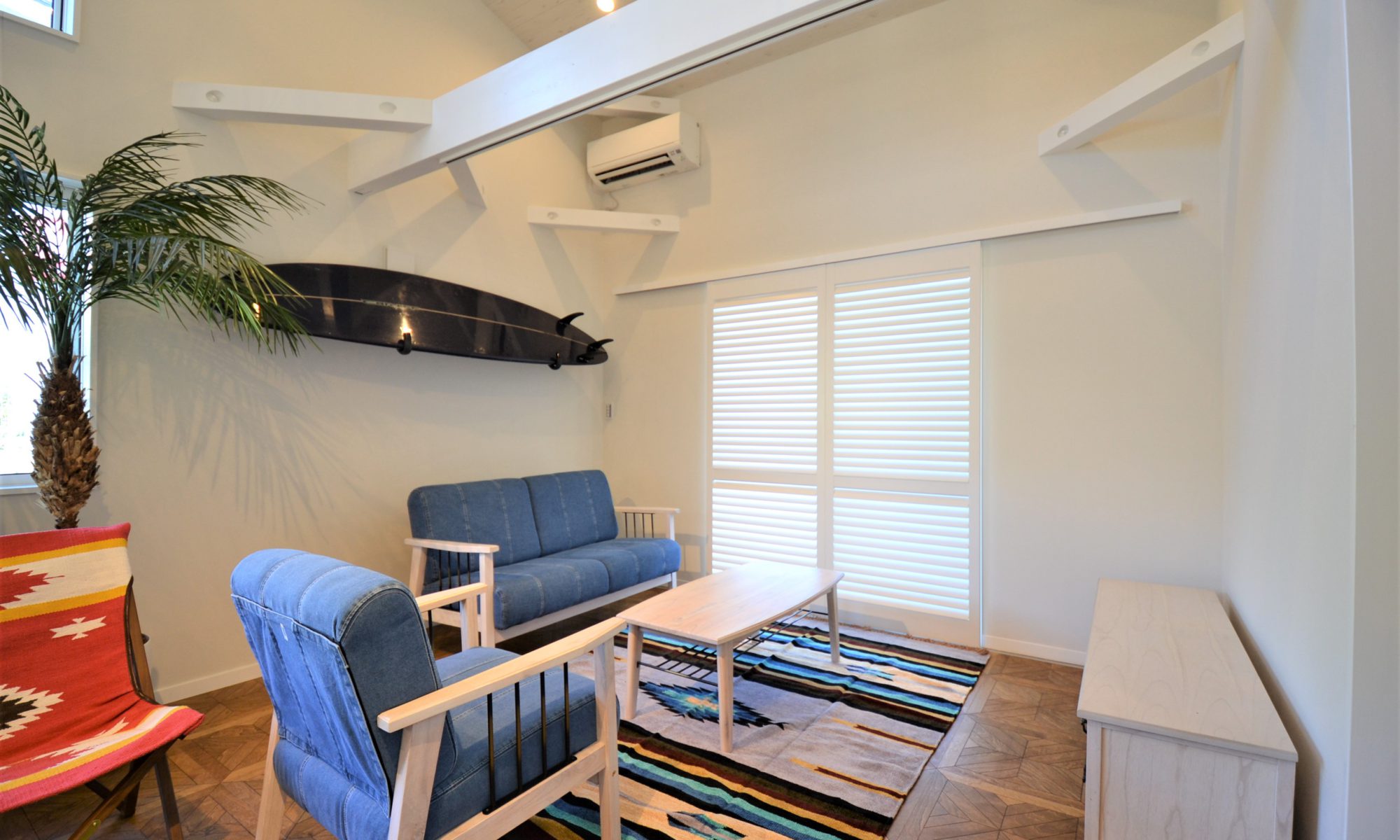 平屋とウッドデッキの繋がりがもたらす室内外の一体感と開放的な空間とは?